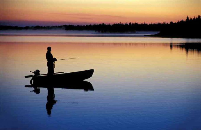 С какой лодки лучше рыбу ловить